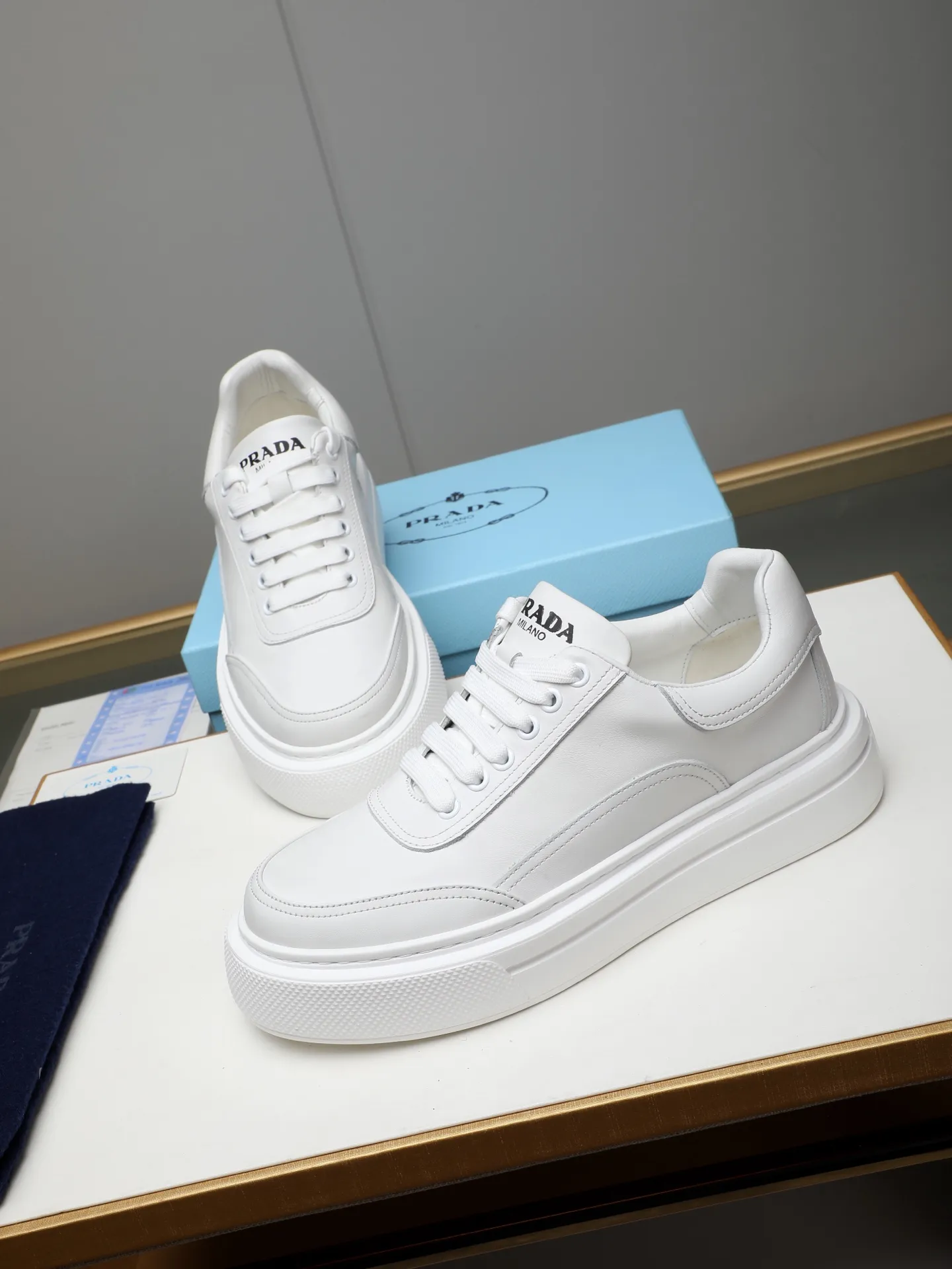 Men's shoes 💰500 Prada/Prada Men's new casual shoes, this upper is made of imported calfskin. The outside is decorated with the P family's classic metal triangle enamel logo, with cowhide lining and cowhide for the foot pads. The outsole is made of non-slip sports exclusive rubber outsole with logo, which feels good on the feet. It is a fashionable and fashionable item!  Size: 38-44 (45 customized)